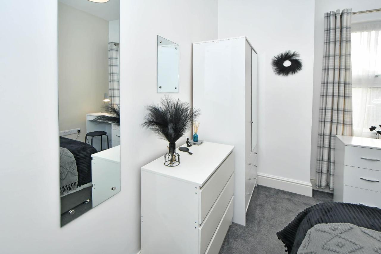 Find A Spacious And Stylish Escape In The City Centre At Sturgess House, Perfect For Longer Stays! Stoke-on-Trent Exterior foto
