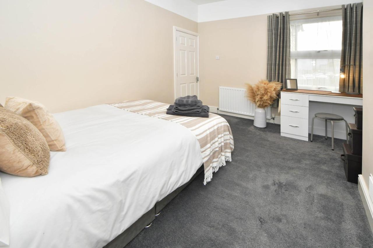 Find A Spacious And Stylish Escape In The City Centre At Sturgess House, Perfect For Longer Stays! Stoke-on-Trent Exterior foto